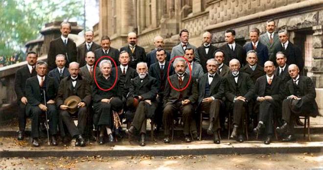 ماري كوري في مؤتمر علمي ويتوسطهم جلوساً العالم اينشتاين - 1927 